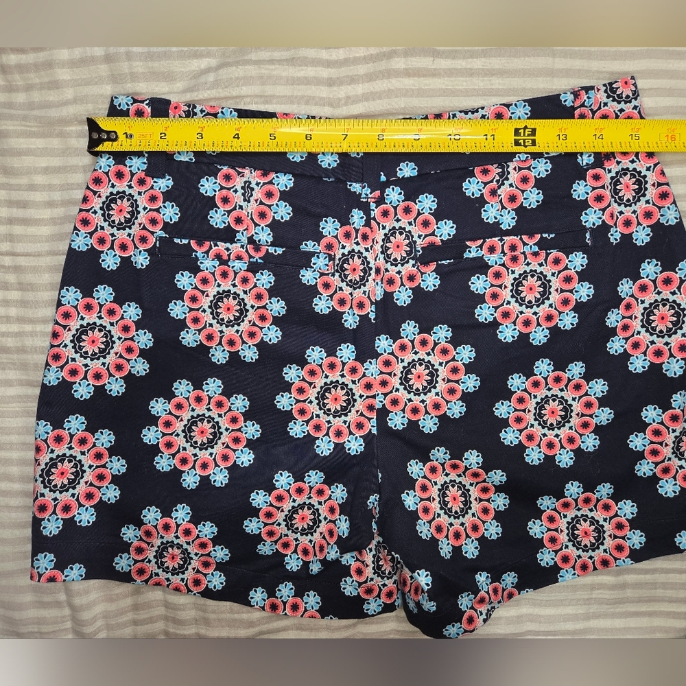 Crown & Ivy shorts SIZE 2 Womens preppy medallion navy like new - Picture 3 of 5